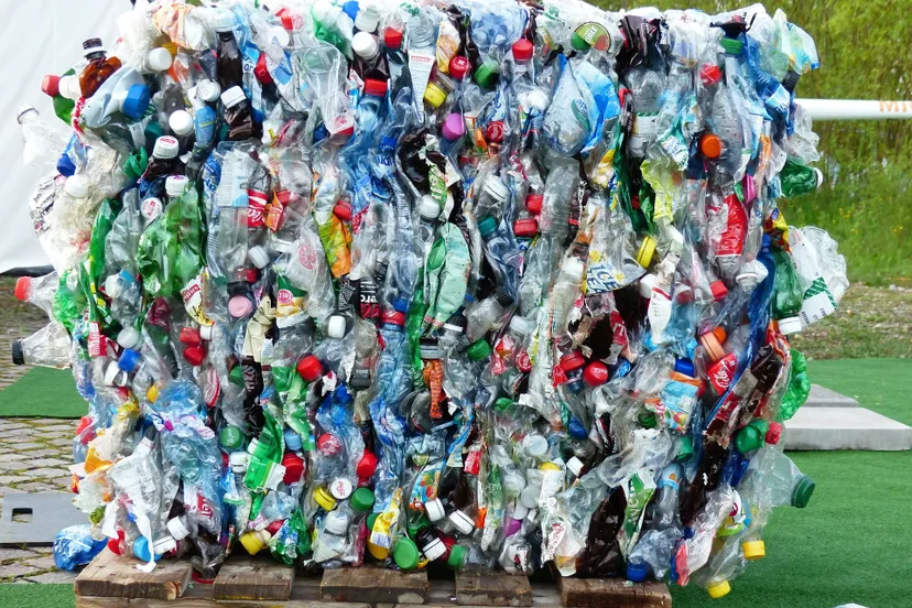 plastic bottles 115069 1920