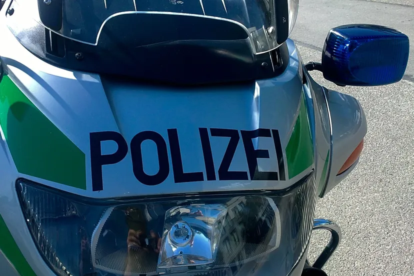 polizeimotorrrad 327900 1920 1