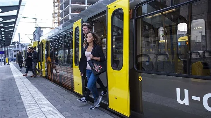 reizigers en uov tram