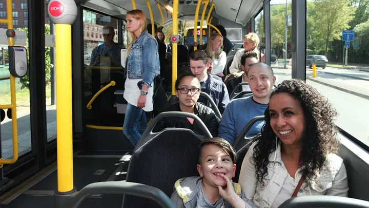 reizigers in bus