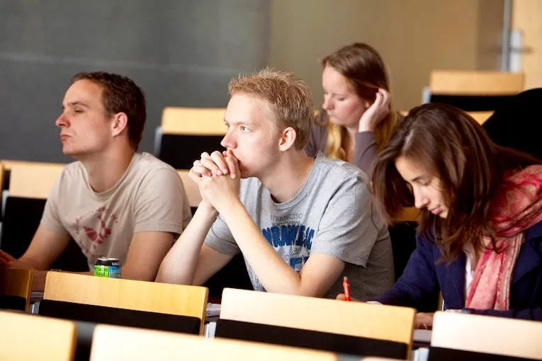 studenten tijdens college 765x510px 1