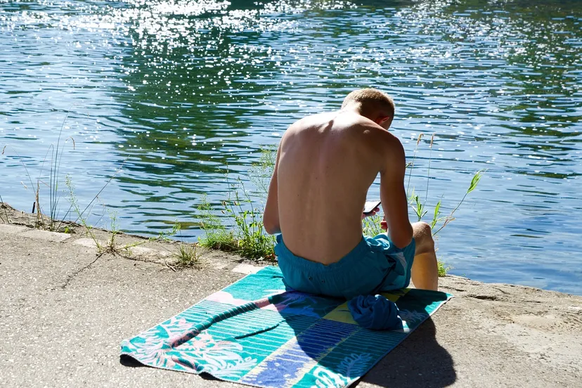 swimming trunks 854845 1280