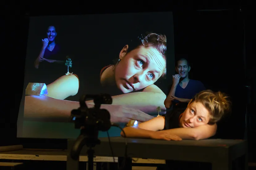 talking handshrs scenefoto sjoerdderine nov 214659 2