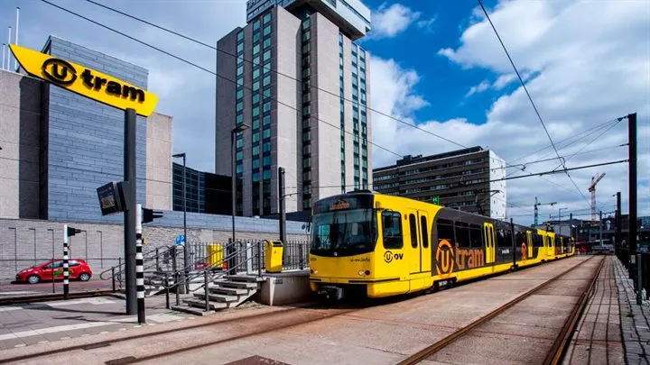 tram bij halte jaarbeursplein
