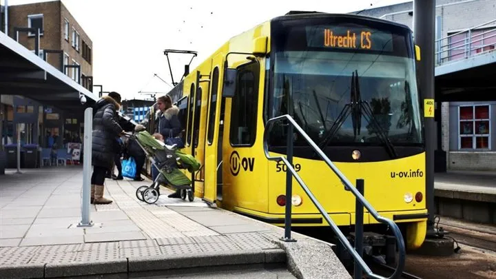 tram bij halte nieuwegein centrum 002