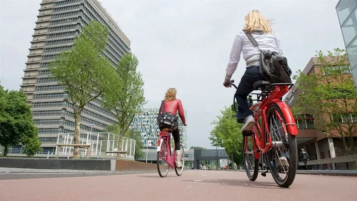 twee jonge vrouwen fietsen