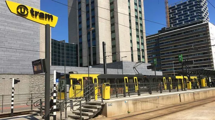 uov tram op tramhalte utrecht centraal