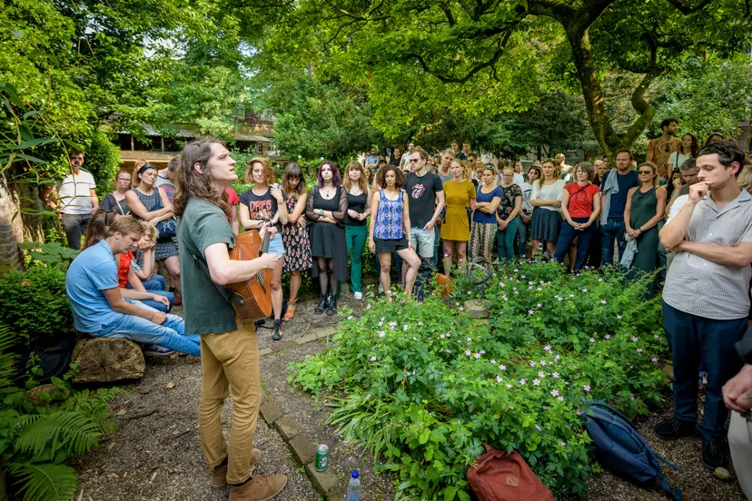 utrechtcentraal i am oak in de tuin van de kathedrale koorschool foto jelmer de haas