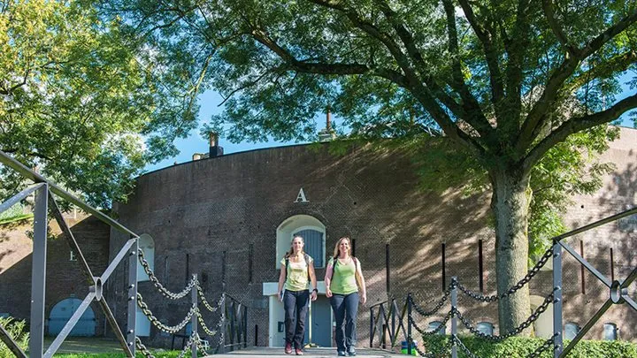 wandelaars bij fort asperen foto ad snelderwaard 1200x675