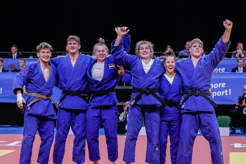 irene hesling derde van rechts