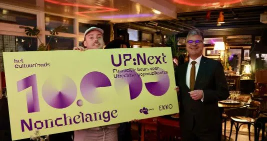 uitreiking van de upnext 4 cheque