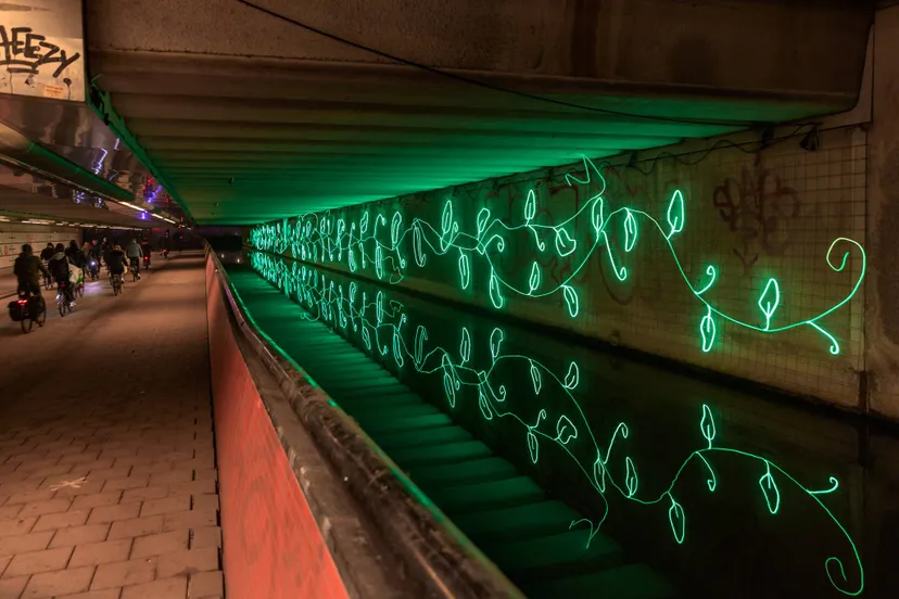 lichtkunstwerk overgrown