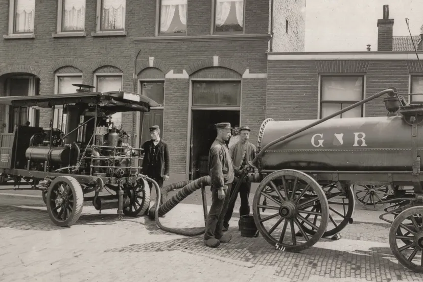 medewerkers van de gemeentereiniging halen met een pompwagen een beerput leeg 1906 1910 onbekend hua 57518