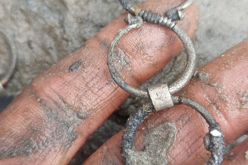 detail van de zilveren gordelketting uit de poel