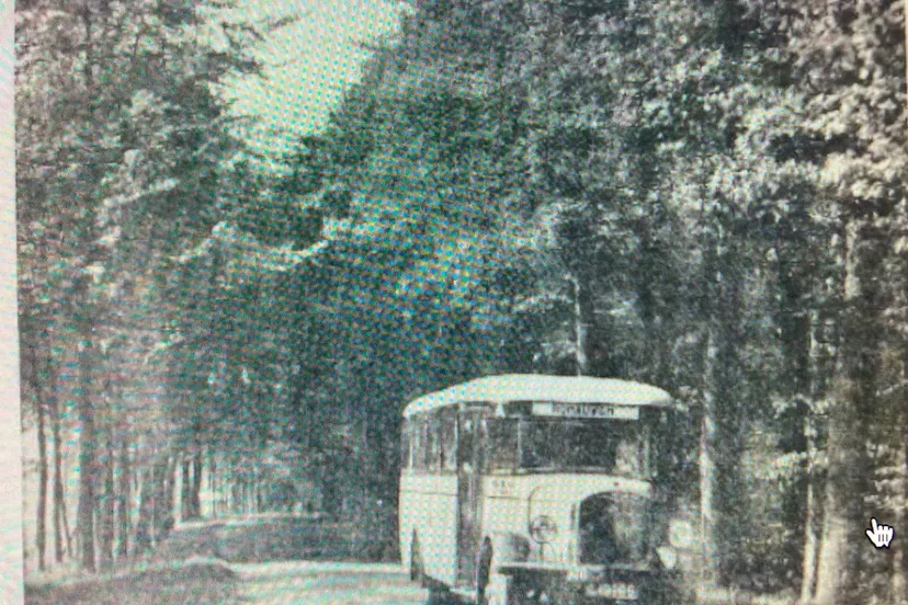 bus in 1931 op weg naar rijnauwen