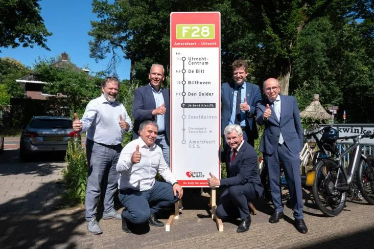 bestuurders bij routebord doorfietsroute f28