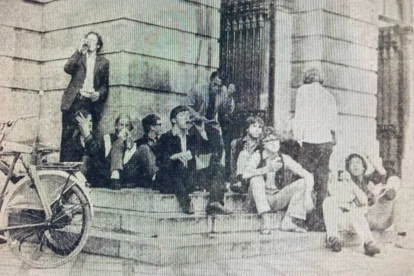 jongelui op trappen stadhuis