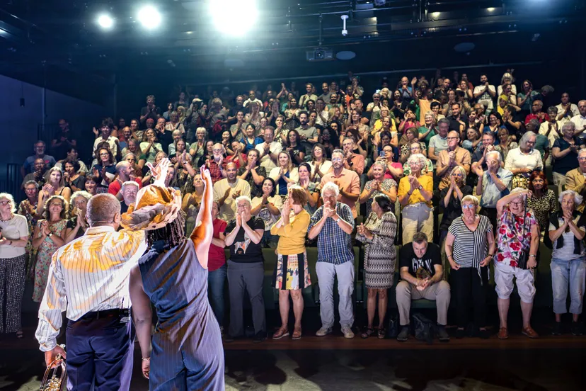 Publiek_bij_Podium_Hoge_Woerd_Fotocredits_Han_Ernest_Bij_Anton_De_Kom-Raymi_Sambo_Maakt-2025-06-20