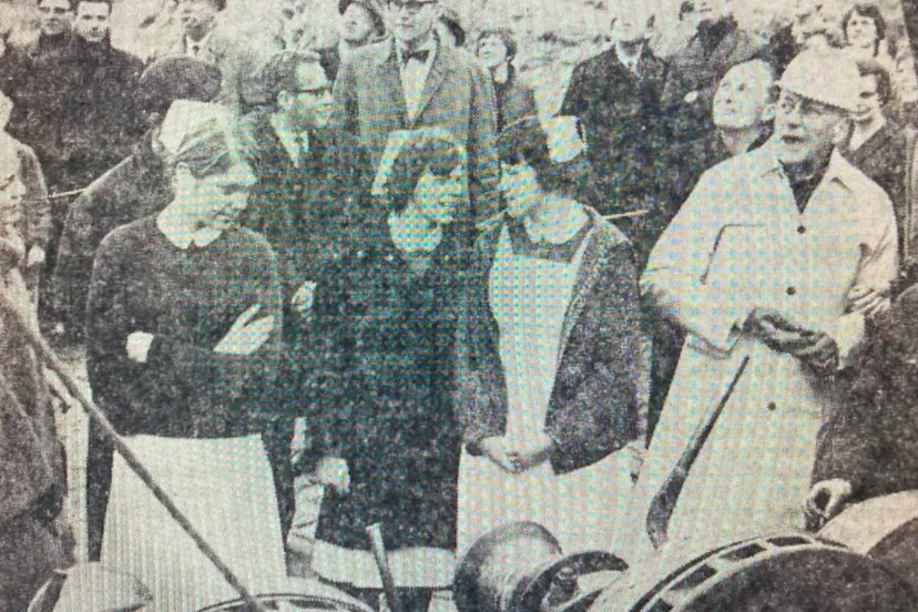 burgemeester De Ranitz slaat eerste paal