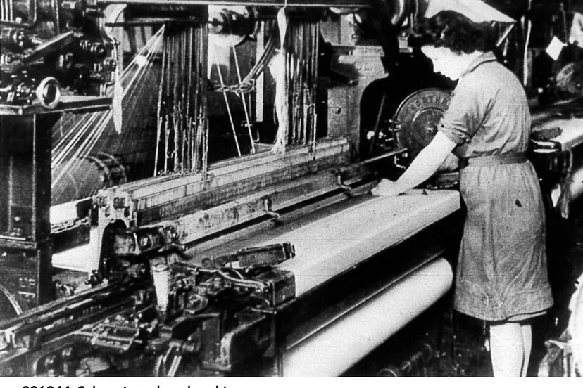 006244 foto scheepjeswol wolmachine met een vrouw