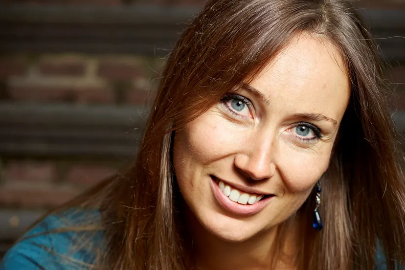 1006 anna woltz foto merlijn doomernik liggend