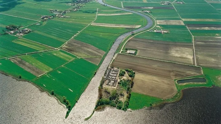 bovenaanzicht van de waterloop van de eemmonding