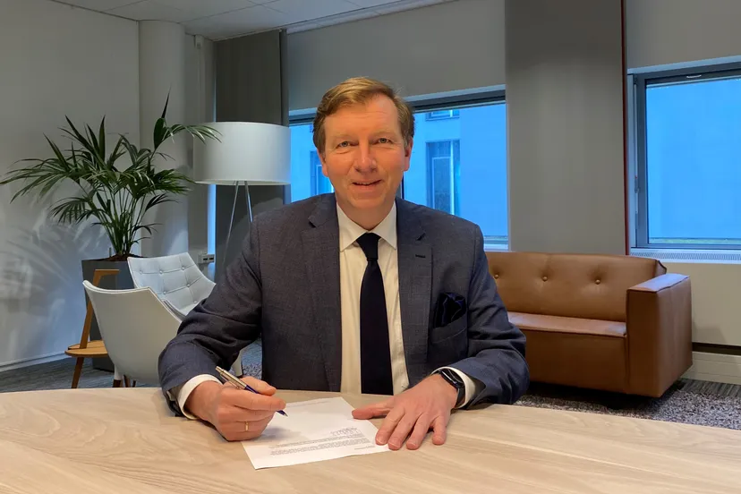 foto 1 ondertekening brief door burgemeester gert jan kats