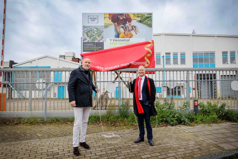 foto bij persbericht 36 vlnr gerard klomp van van wanrooij en wethouder engbert stroobosscher onthullen bouwbord