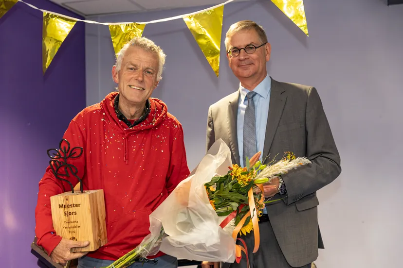 foto bij persbericht 41 meester sjors ontvangt duurzaamheidsbokaal