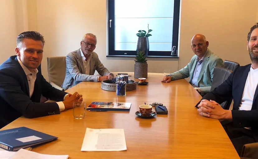 iso groep neemt xibis ict over