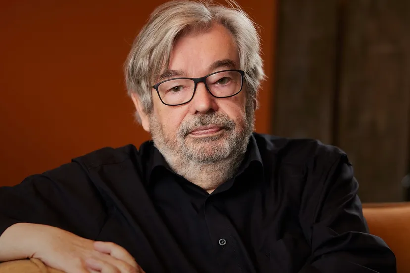 maarten van rossem liggend kleiner