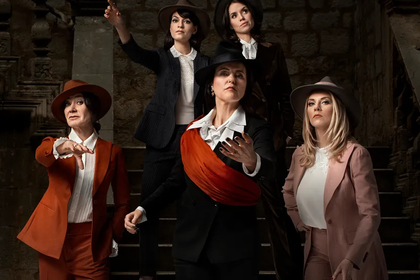 verleiders female liggend copyright fotografie paul posse hardromancecom bewerking retatchi amsterdam