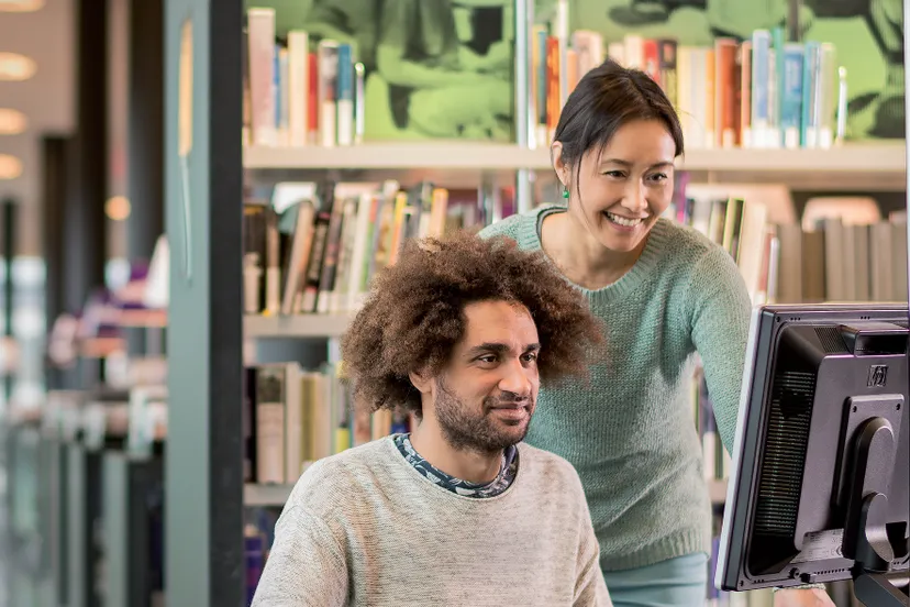 vrouw helpt man met computer 2