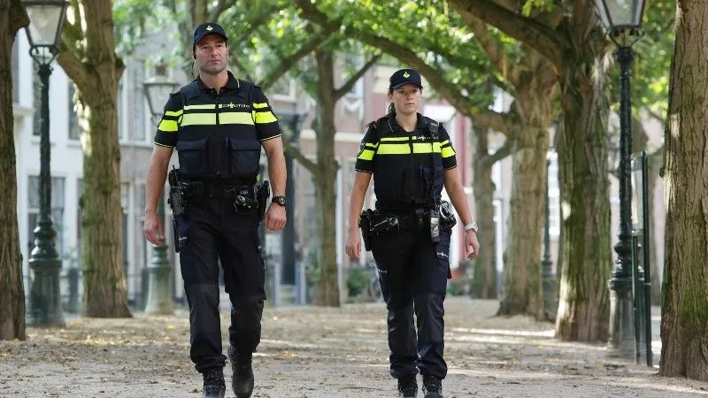 agenten lopen op laan