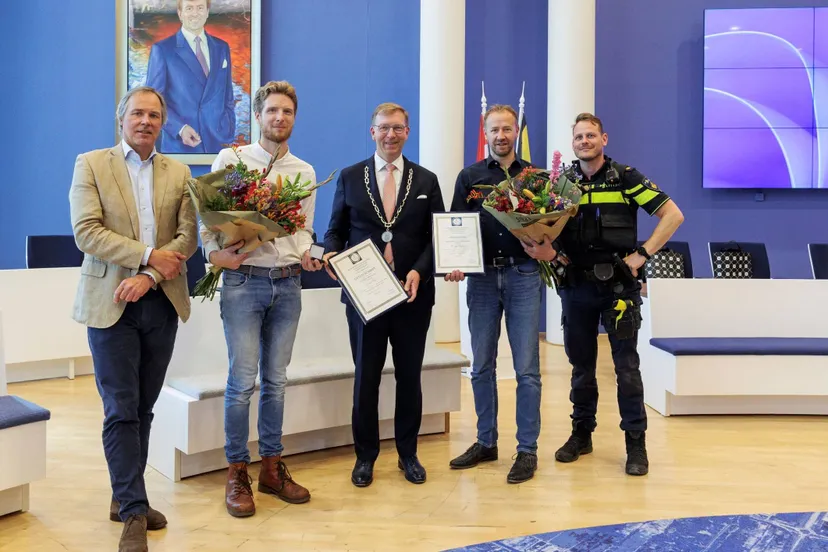 foto 2 bij persbericht 27-Erkenning voor twee redders bij auto-ongeluk Duivenwal