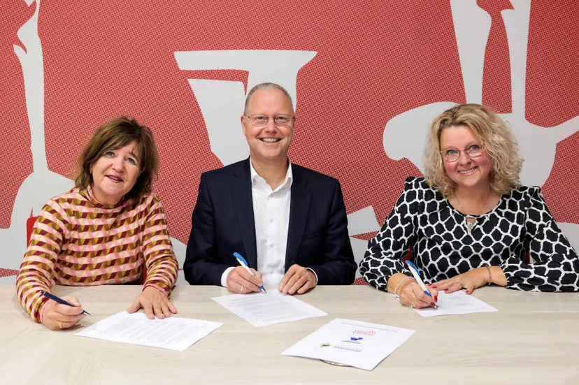 Foto bij persbericht 49 - Ondertekening prestatieafspraken 2026 vlnr Trees van Haarst, Engbert Stroobosscher, Renate van de Bovenkamp