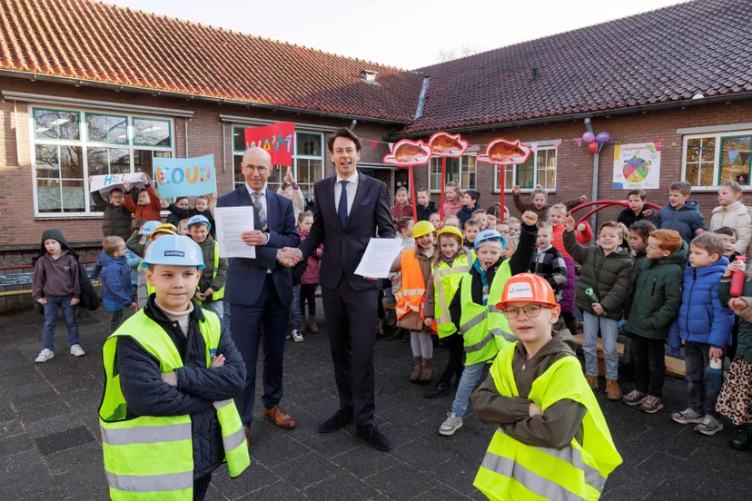 Directeur Dick van Wijngaarden, Wethouder Dylan Lochtenberg en leerlingen van de Johannes Calvijnschool_c_fotostudio7