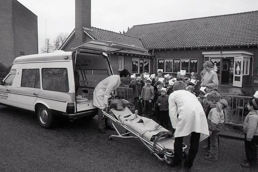kinderen van het Geerhofke krijgen uitleg over ambulancedienst_1983