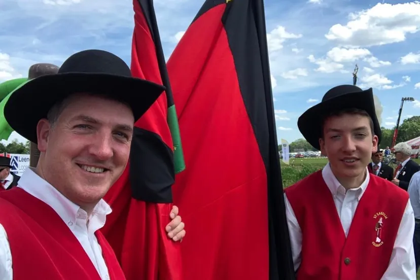 20220622 sint caeciliagilde veldhoven rene smetsers en zijn zoon beiden als vendelier