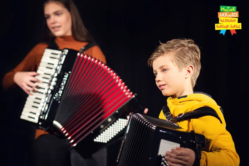 accordeon met mmik logokopie