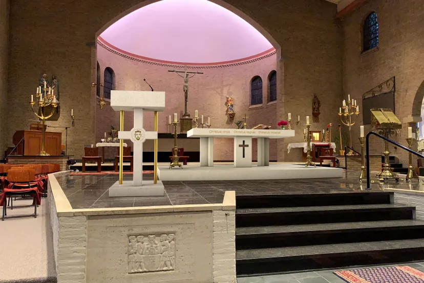 altaar en ambo in kerk