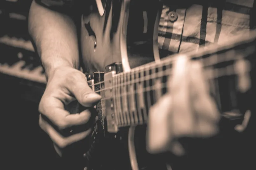 gitaar carlos urrutia on unsplash
