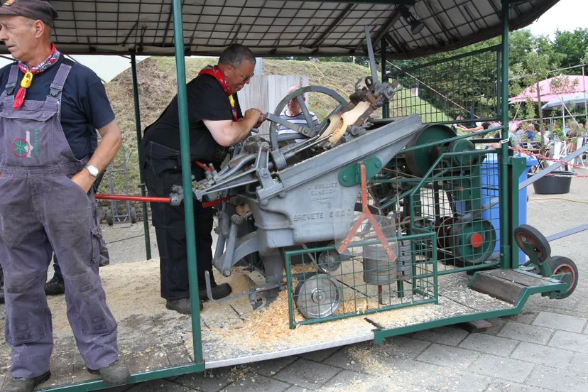 klompenmachine in werking