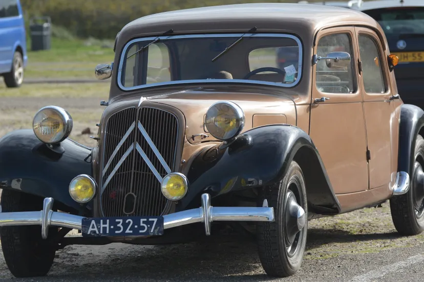 oldtimer eric van ros unsplash