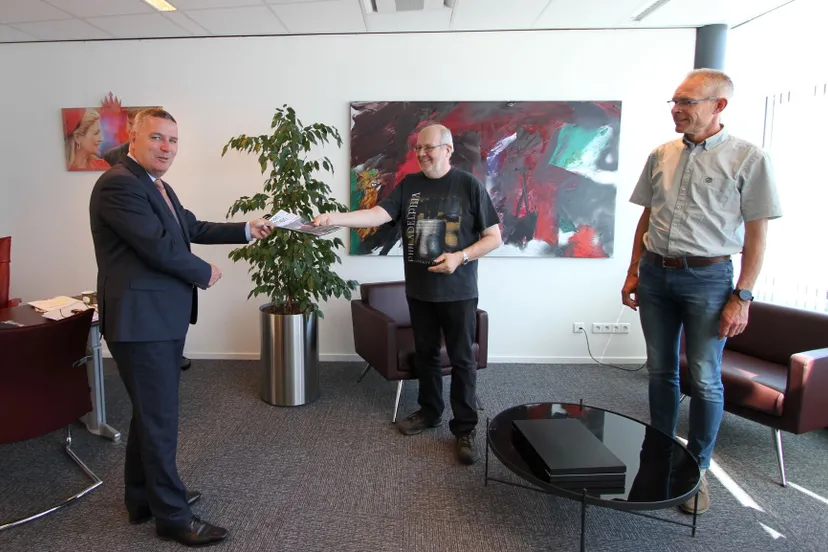 overhandiging samen aan burgemeester