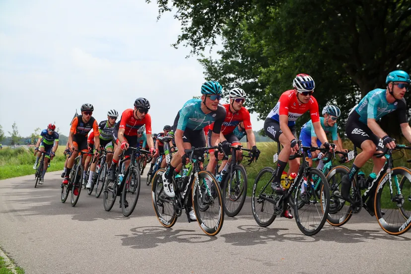 peloton onderweg naar veldhoven foto ngms bart de goede