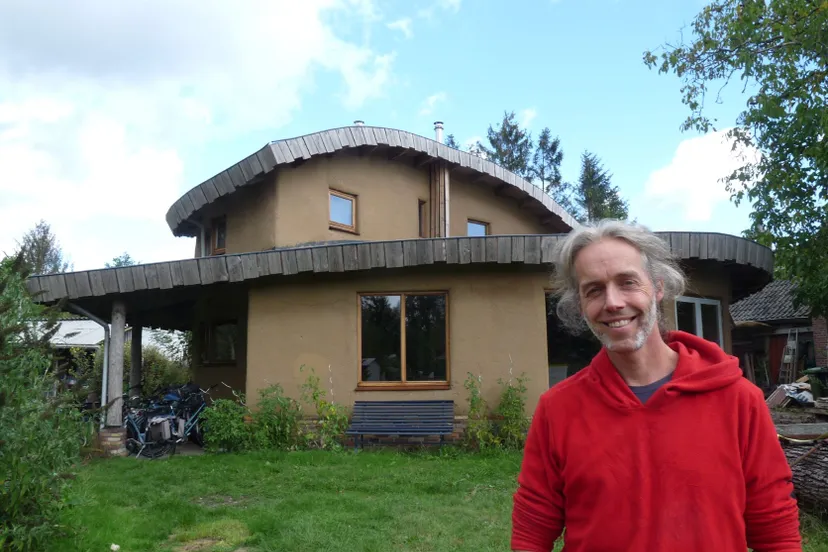 peter simons bij zijn ecohuis