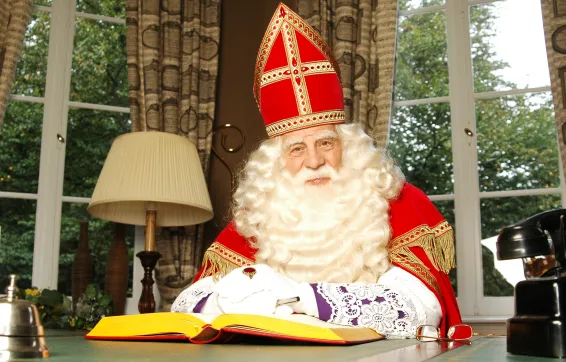 sinterklaas leest voor