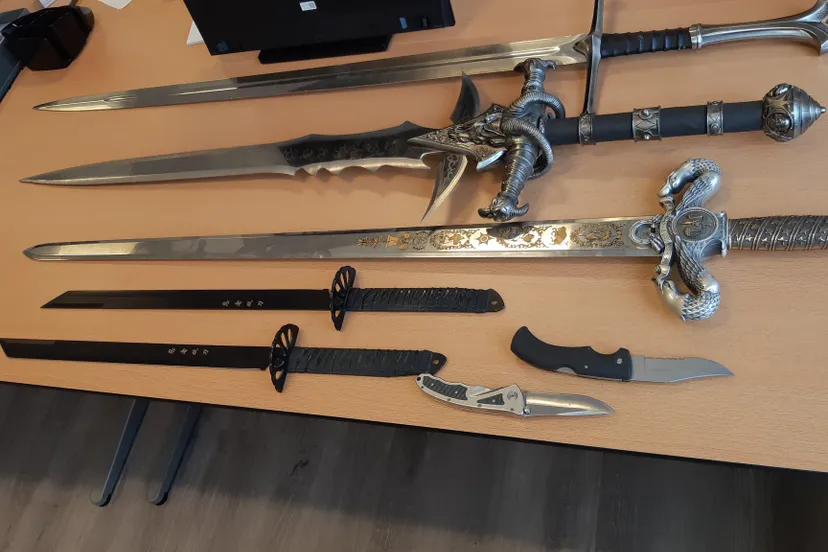 steekwapens politie veldhoven waalre