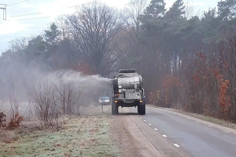 steenmeel verspreiden